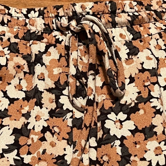 URBAN Romantics Skater Mini Skort in Ditsy Floral Print | Medium - Picture 4 of 7